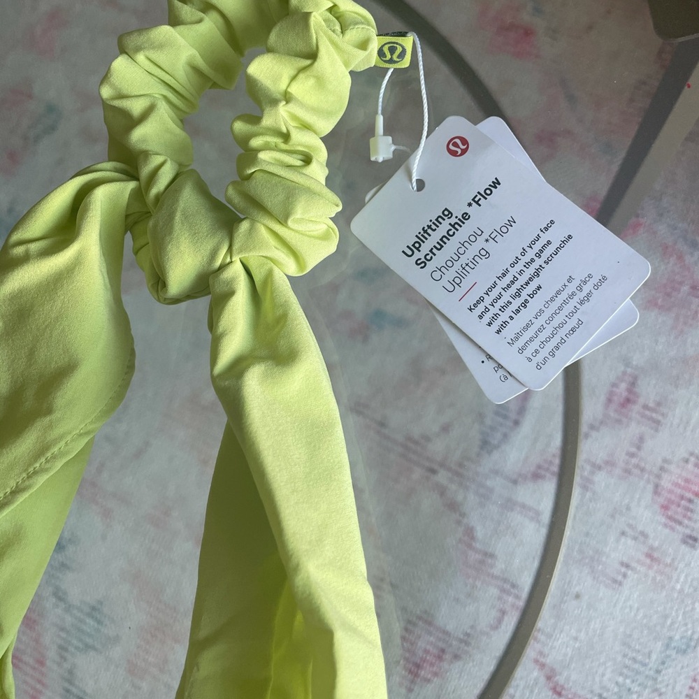 Lulu Lemon fitness scrunchie